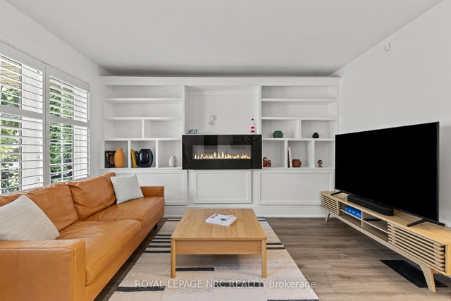 33 BROADWAY Avenue