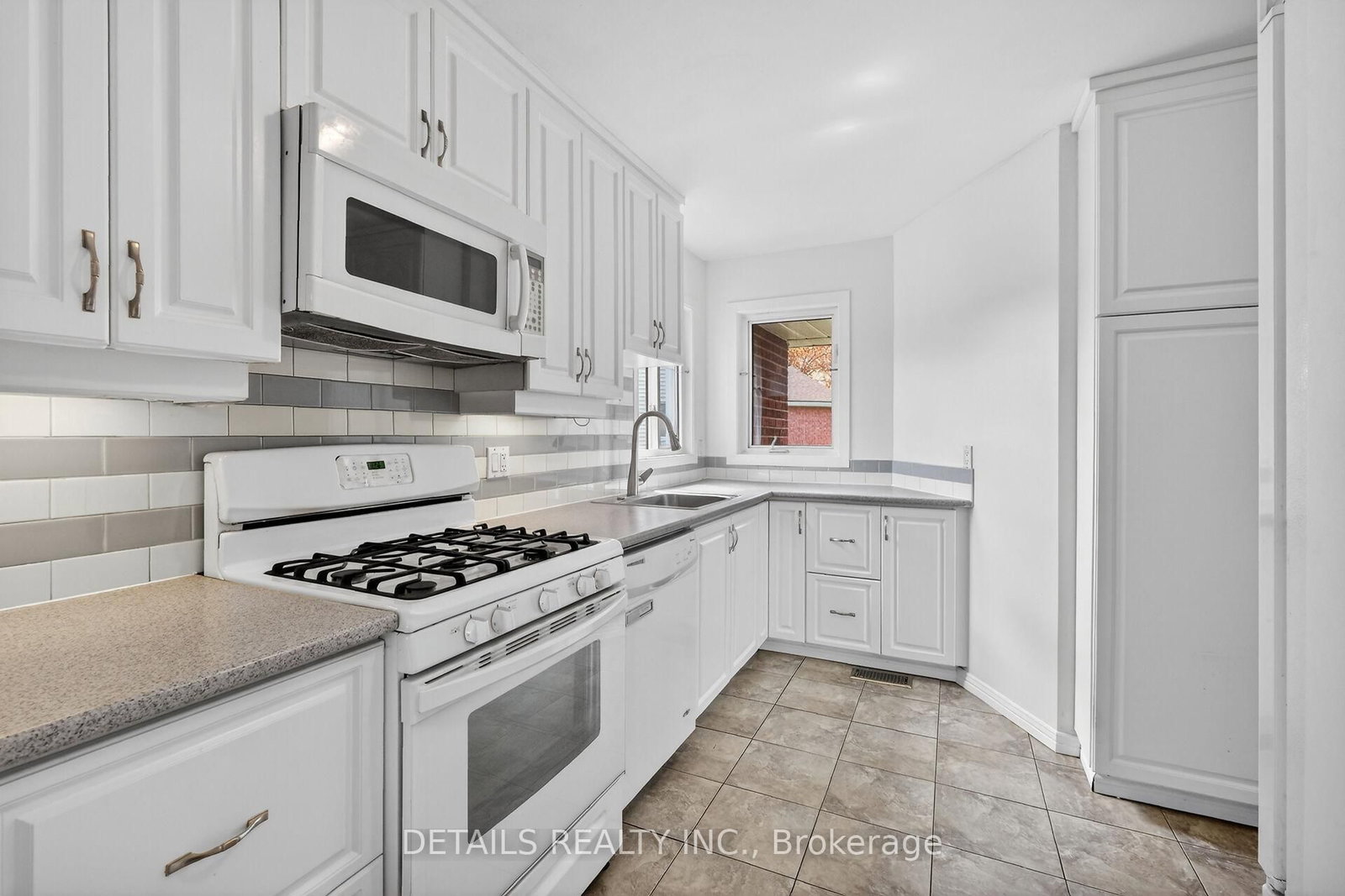 23 Clifford Private • #43 • Ottawa, ON photo 12