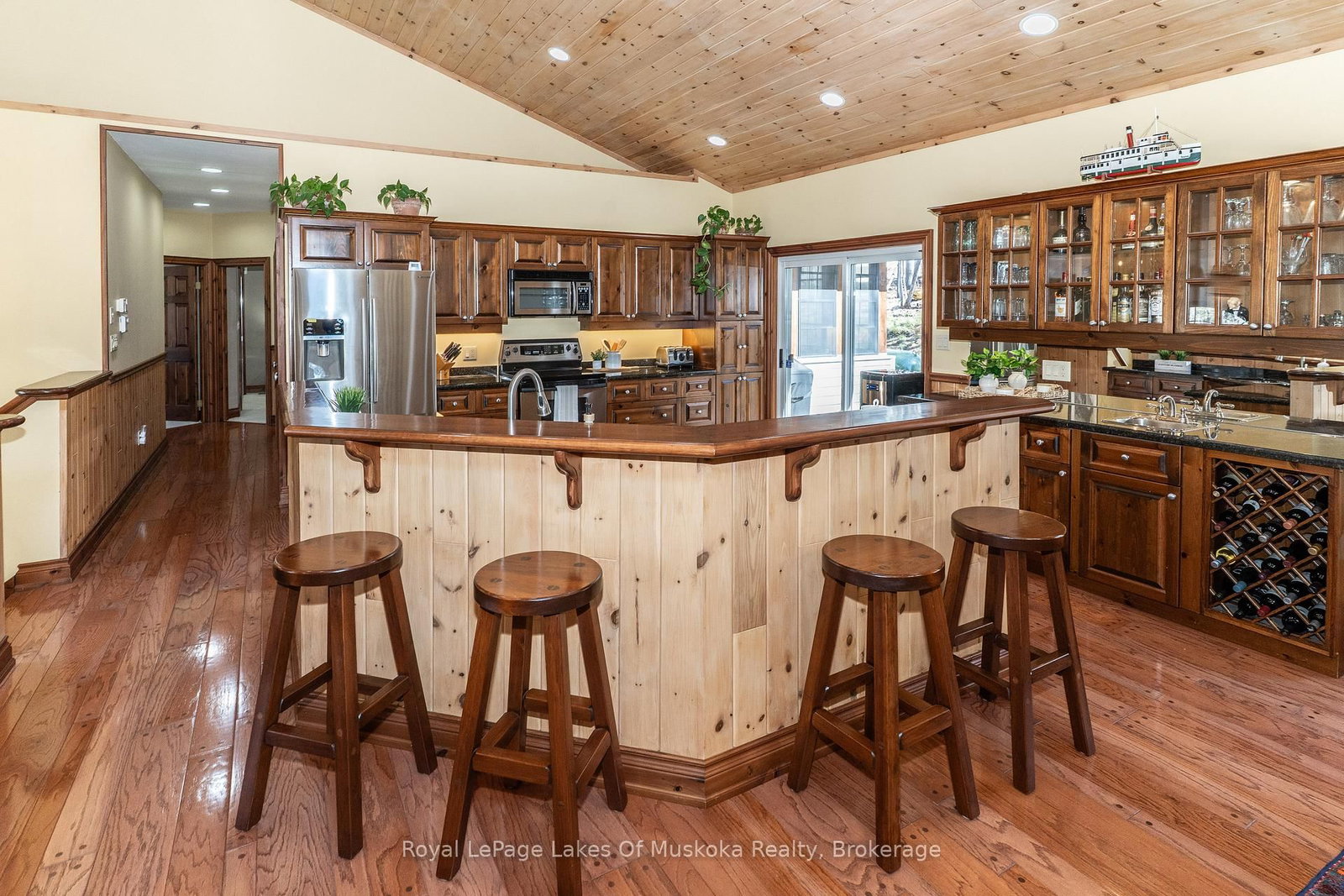 22 Duke Street • Muskoka Lakes, ON photo 10