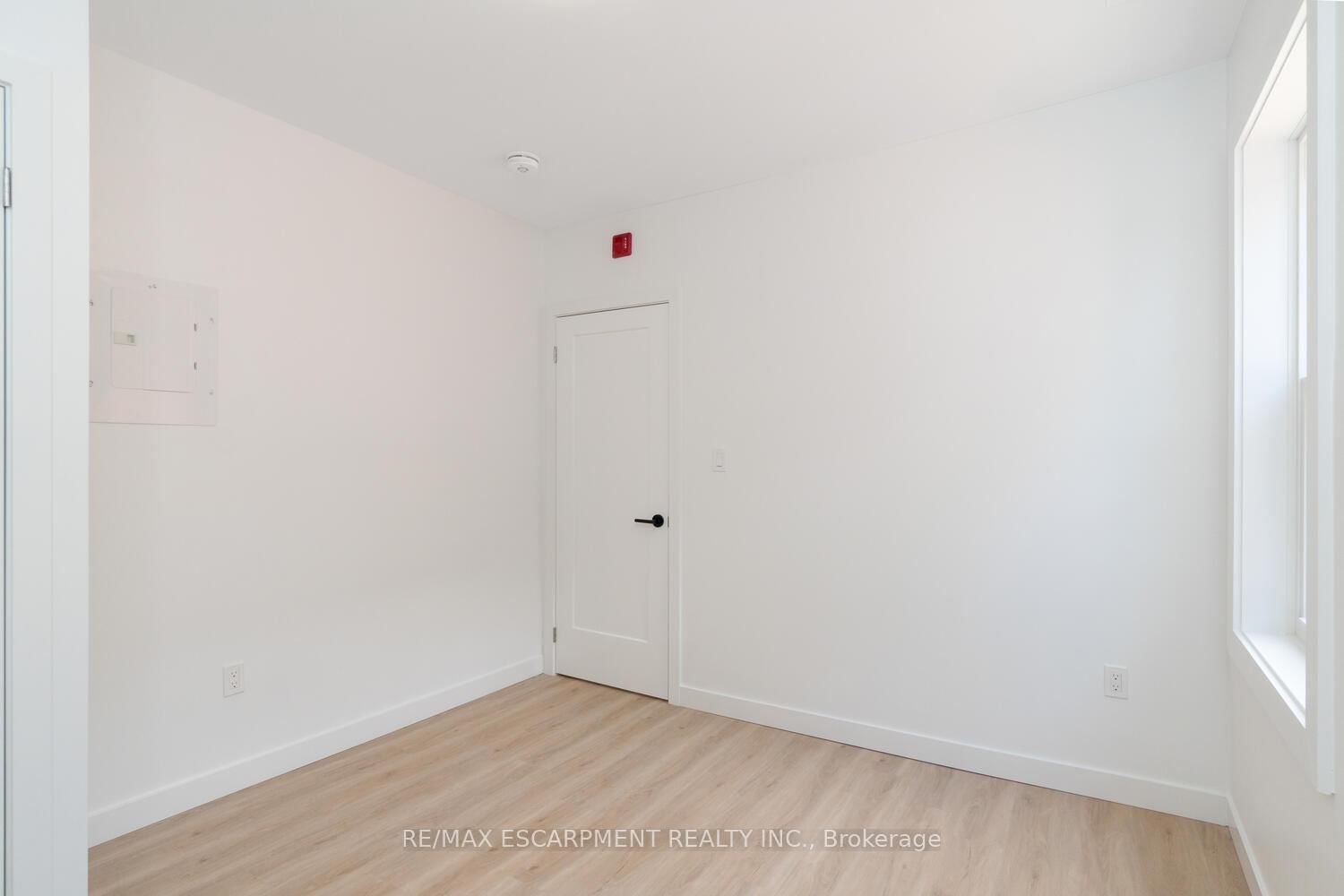127 Victoria Avenue S