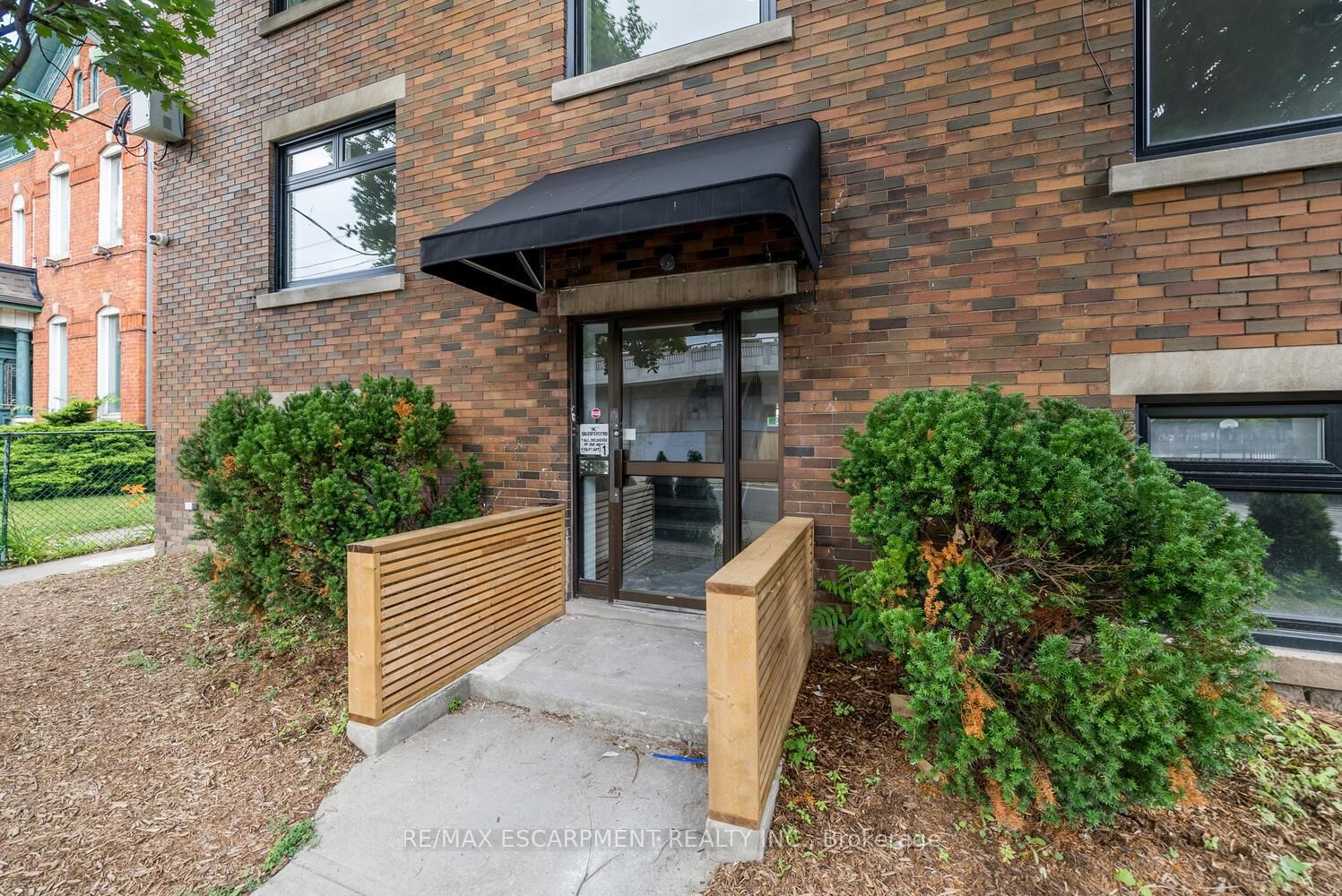 127 Victoria Avenue S