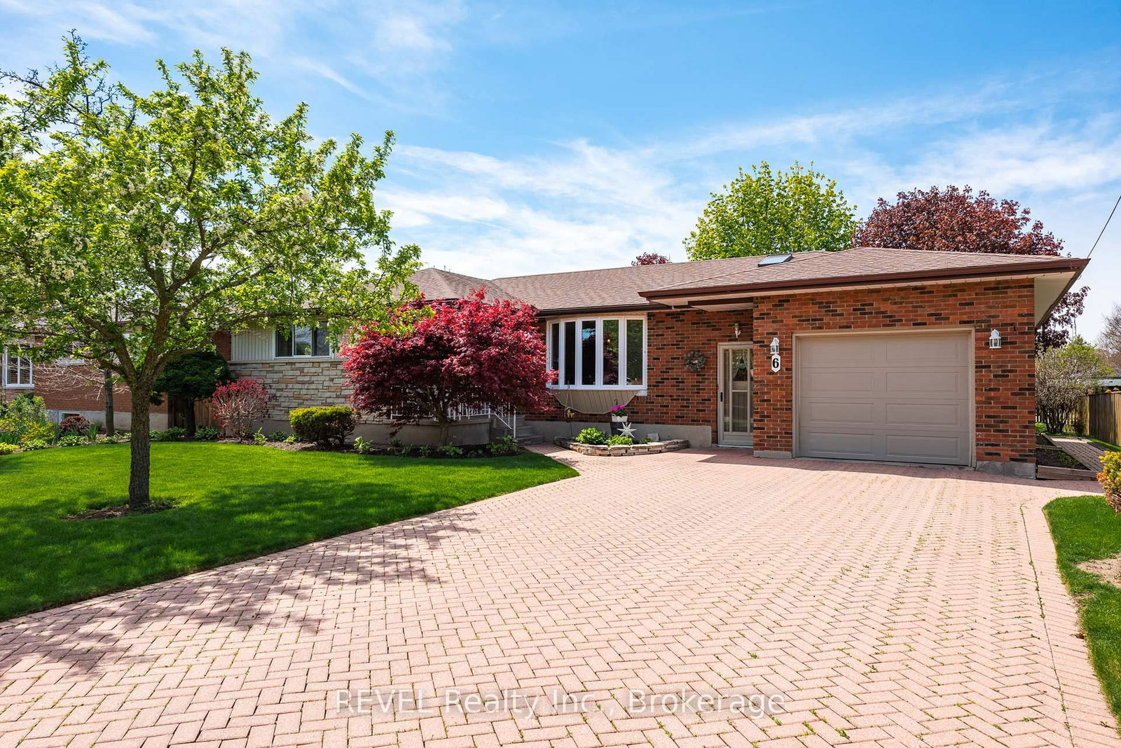 Detached House sold at 6 Harcove Street, St. Catharines, Ontario, L2N 1W8 - Vine/Linwell - MLS: X13124470