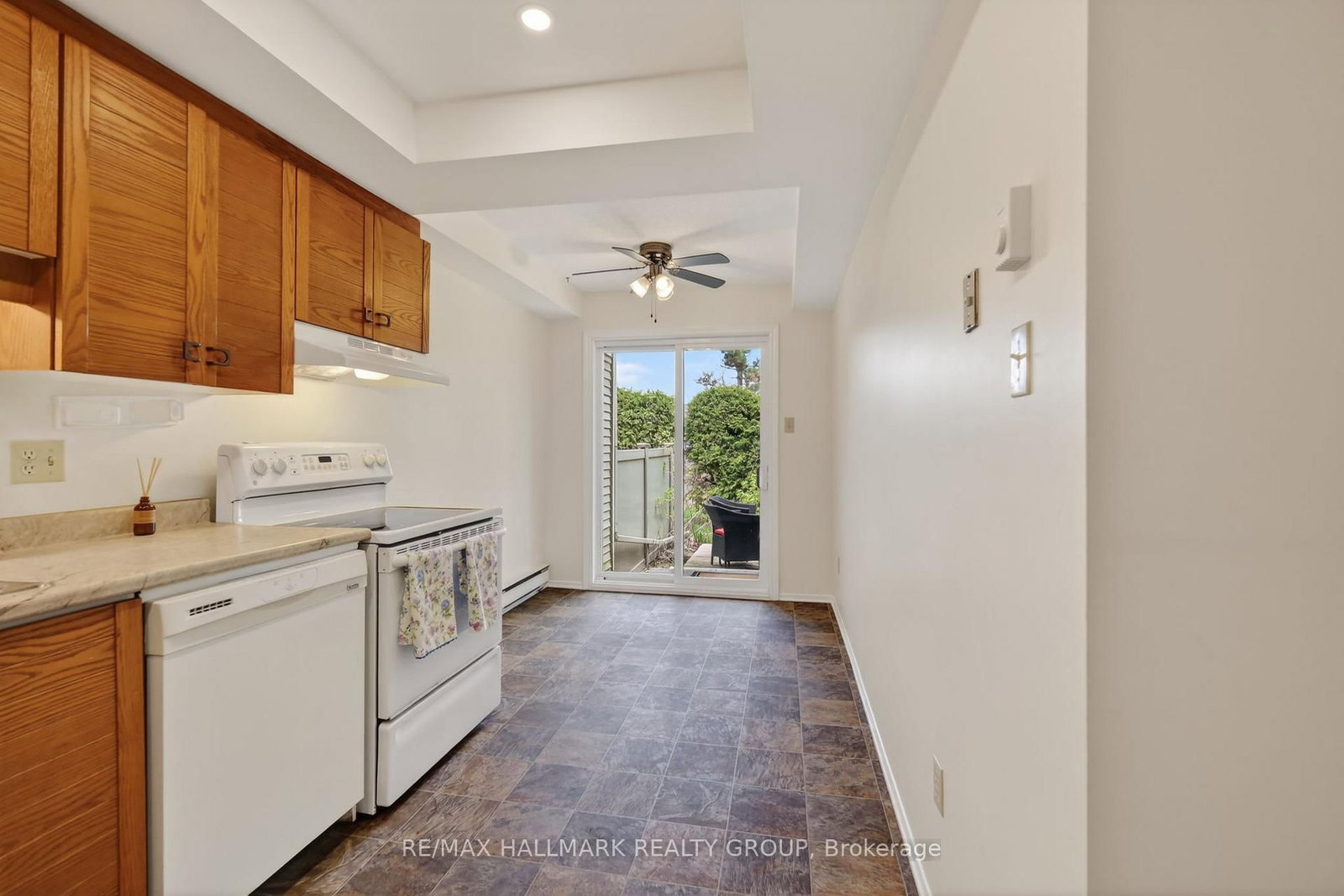 33 Haxby Private • Ottawa, ON photo 17