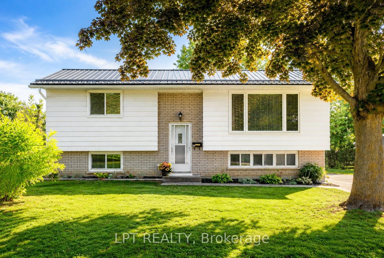 Detached House for sale at 56 ST. PATRICK Street, Kawartha Lakes, Ontario, K9V 1R5 - Lindsay - MLS: X13131088