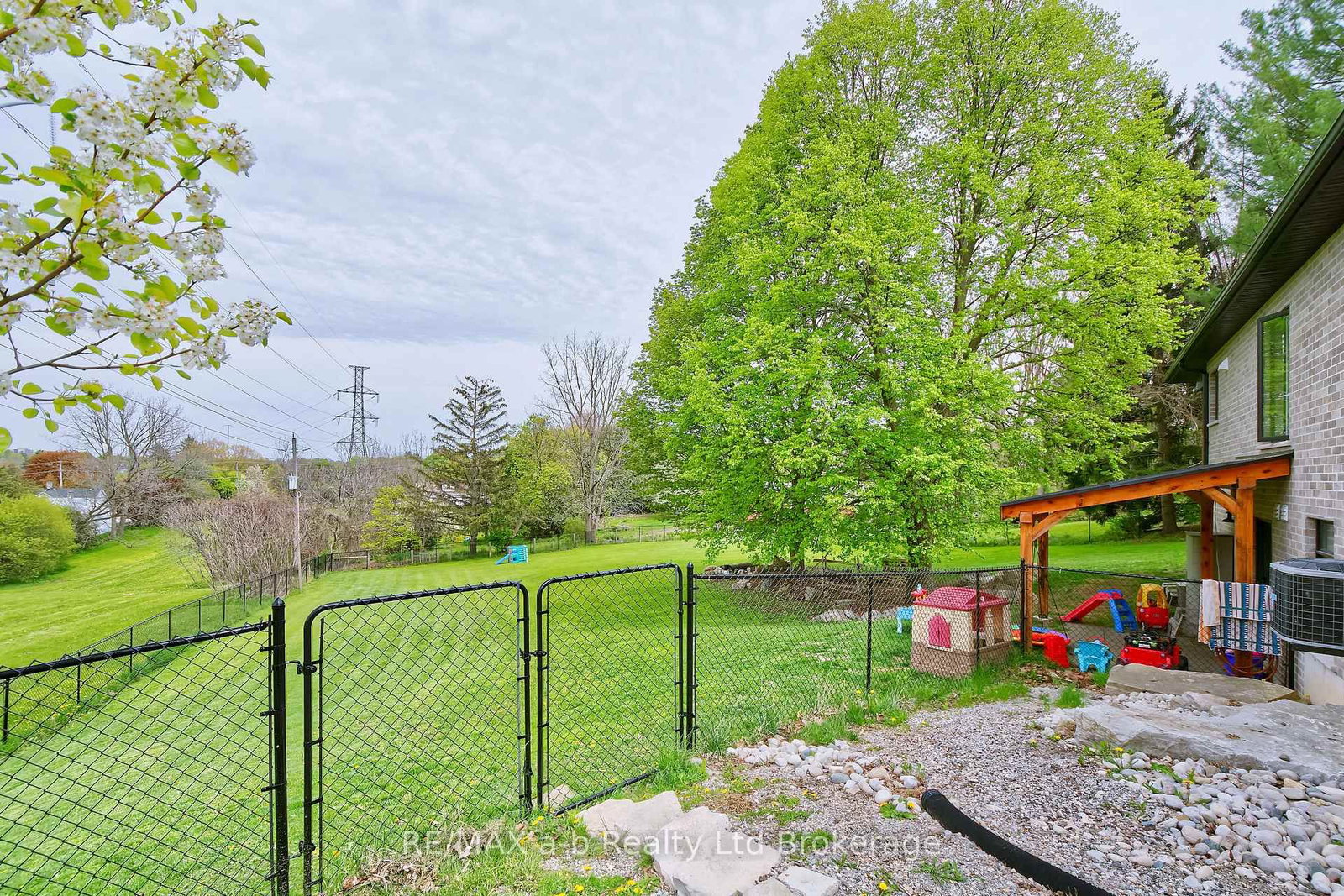305 Robinson Street • Woodstock, ON photo 39