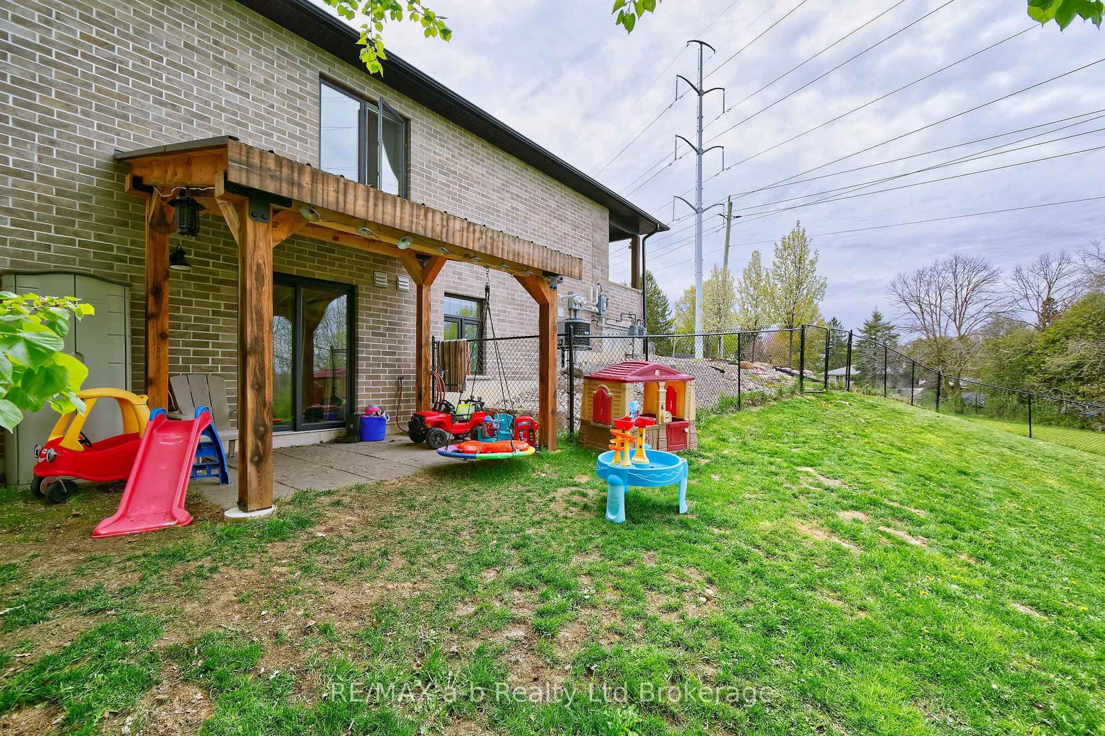 305 Robinson Street • Woodstock, ON photo 43