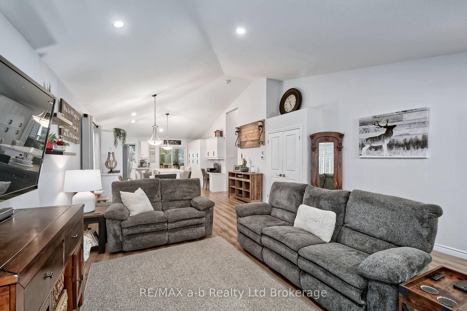 305 Robinson Street • Woodstock, ON photo 6