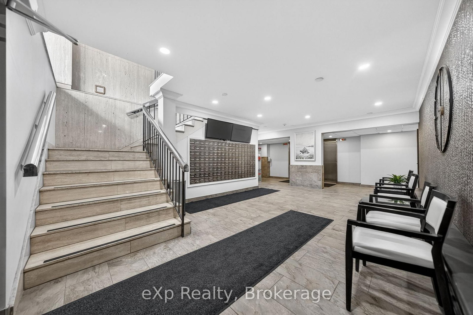 19 Woodlawn Road E, Unit 408 - Photo 2