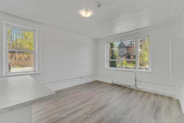 4 - 104 Sherman Avenue S