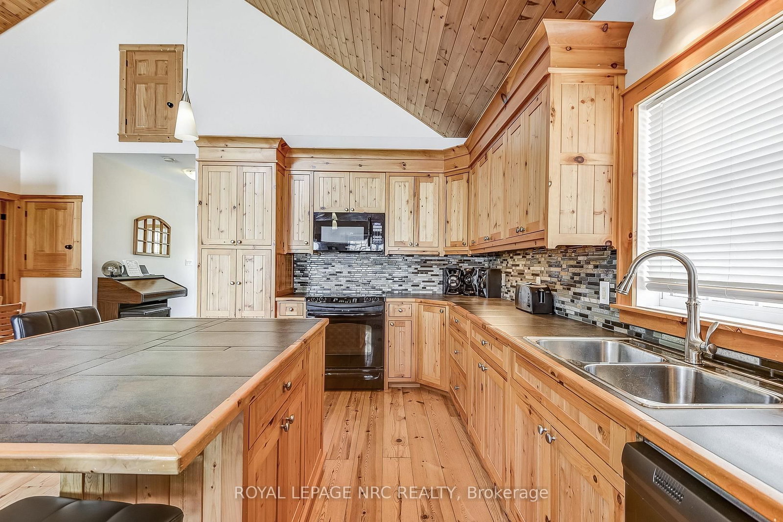 10849 Lakeshore Road W • Wainfleet, ON photo 7