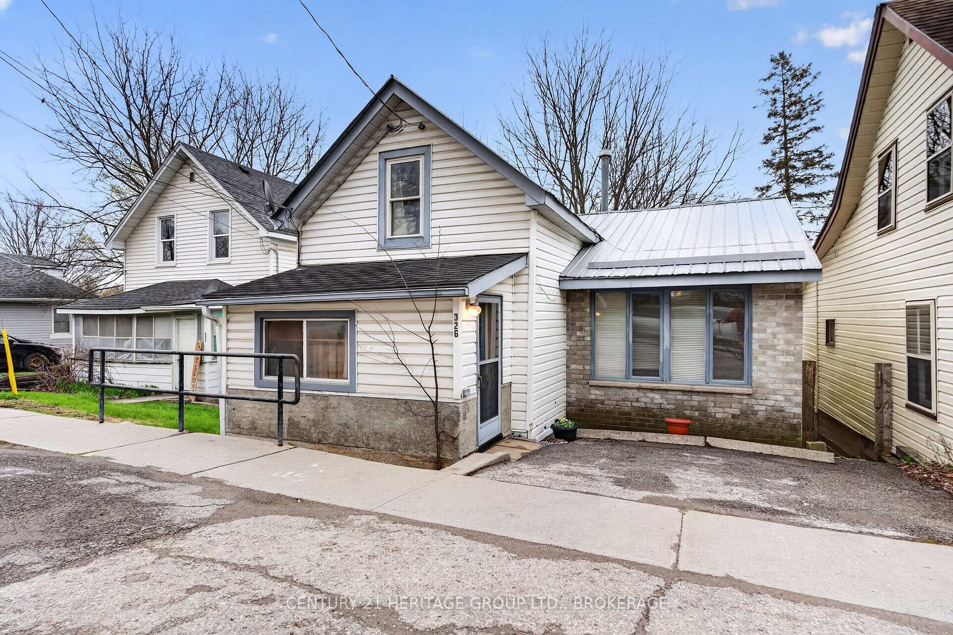 326 DUNDAS Street