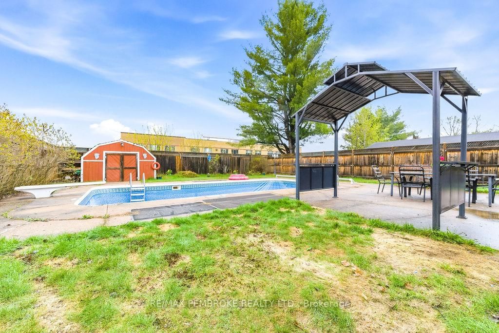 20 Maple Avenue • Petawawa, ON photo 40