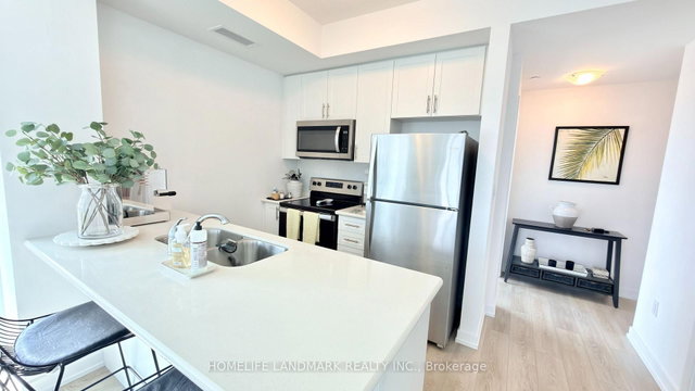 1009 - 460 Dundas Street E