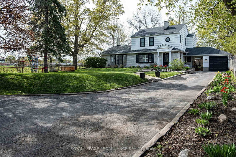 306 Dundas Street W