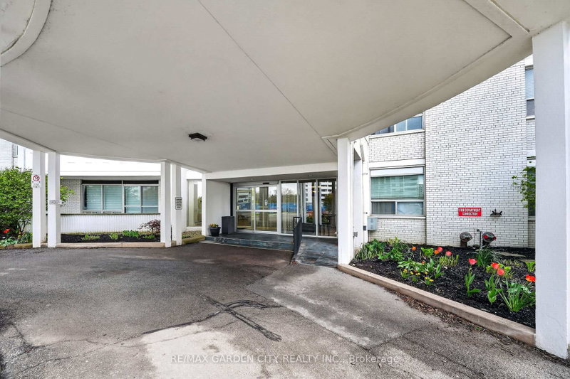 35 Towering Heights Blvd photo 5