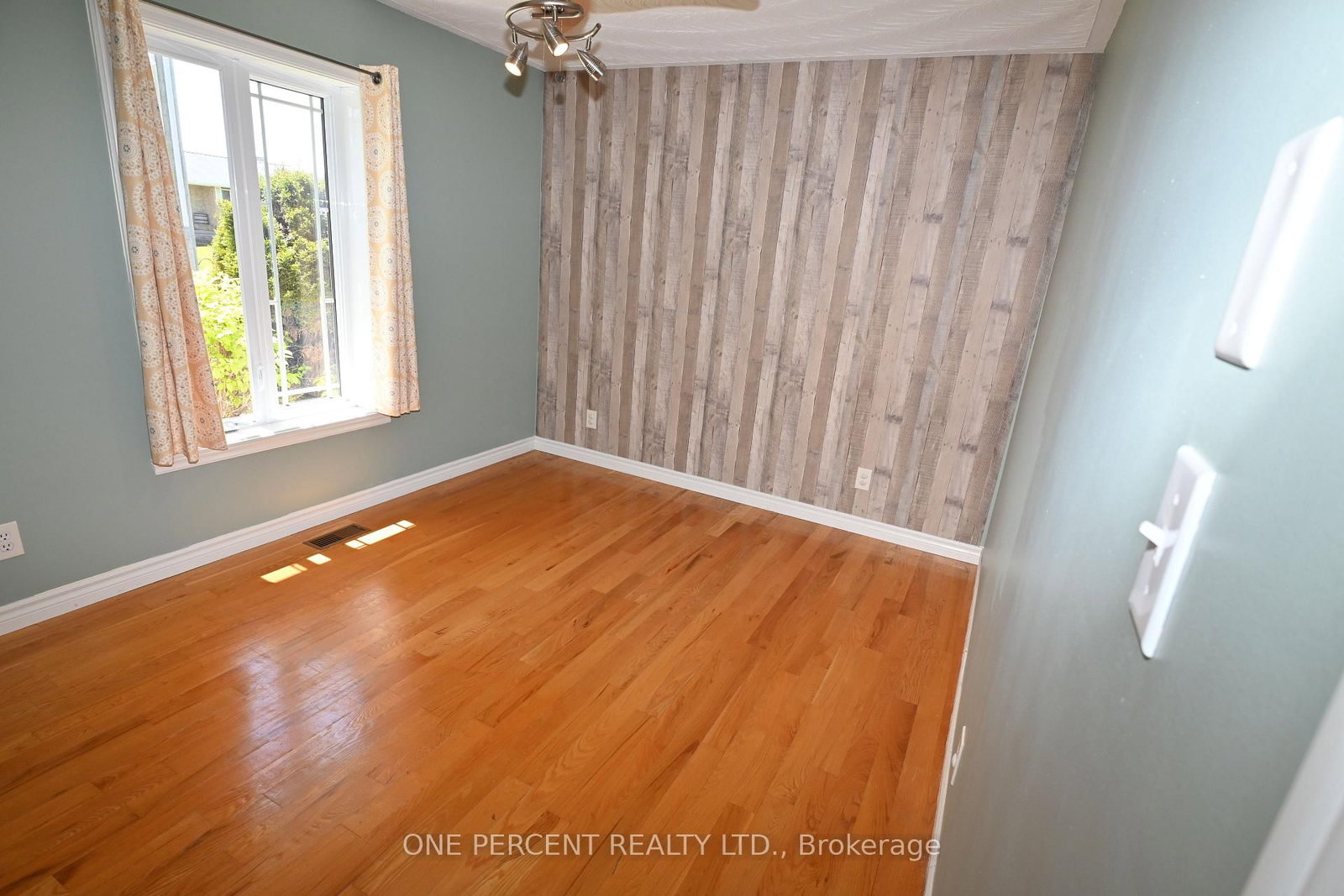 2010 Rue Du Parc Street W • Alfred and Plantagenet, ON photo 10