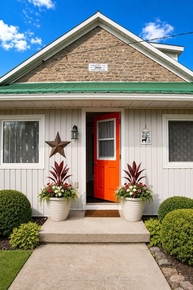 8 School House Road