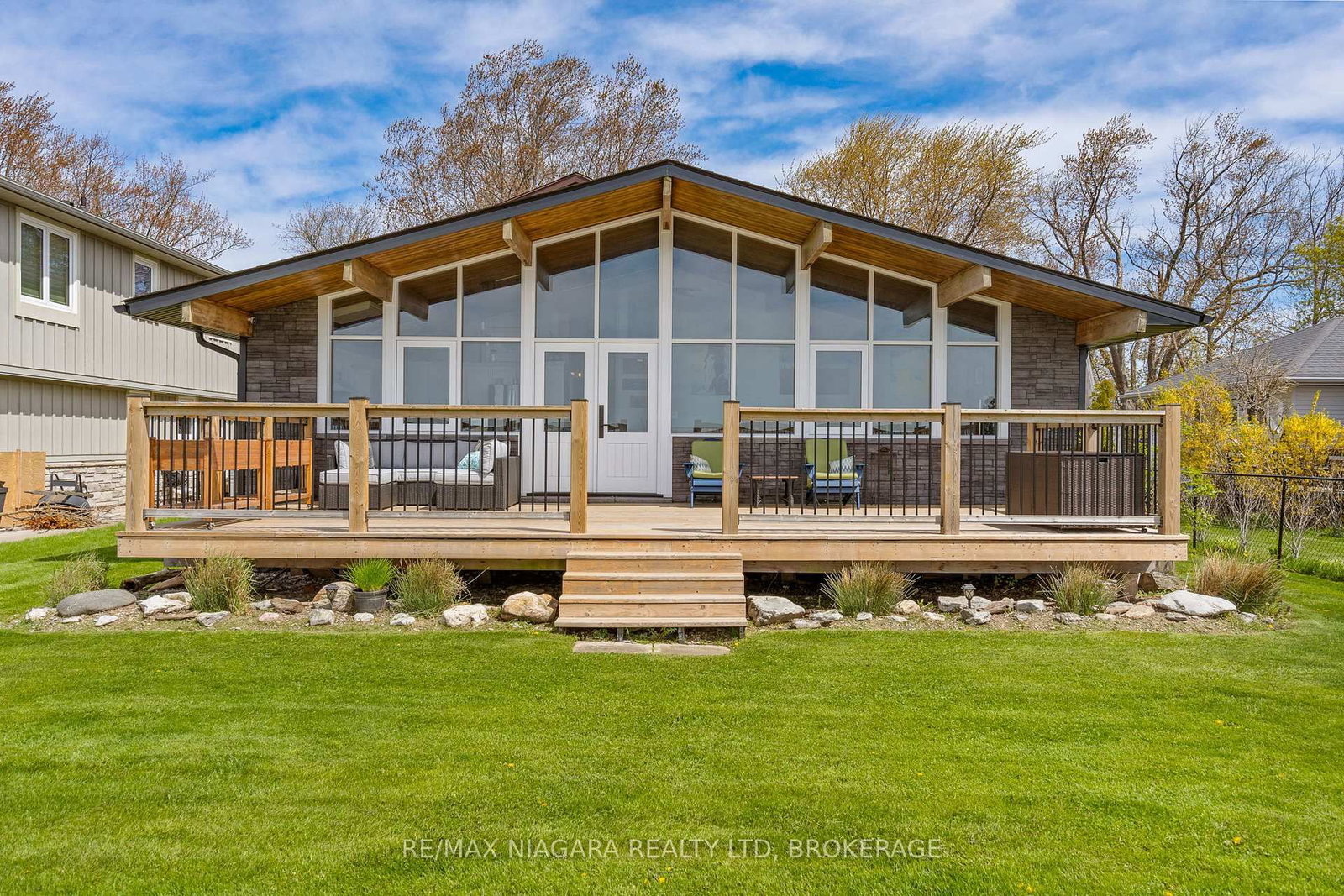 10825 W Lakeshore Road • Wainfleet, ON photo 1