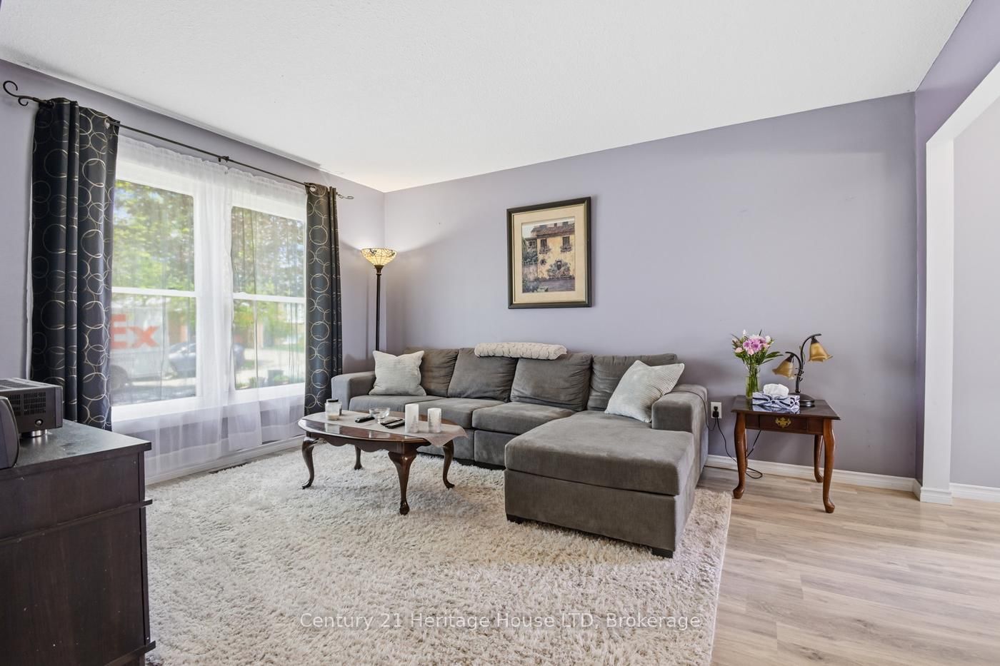 6864 Sunrise Court • Niagara Falls, ON photo 2