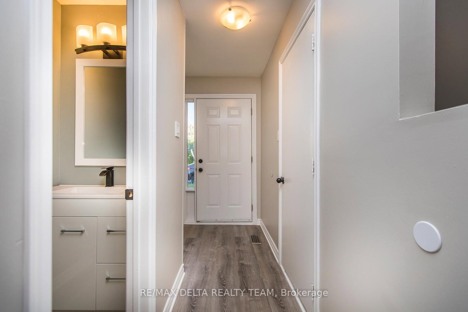 323 Monica Crescent, Unit 8 - Photo 5