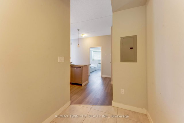 1102 - 318 Spruce Street E