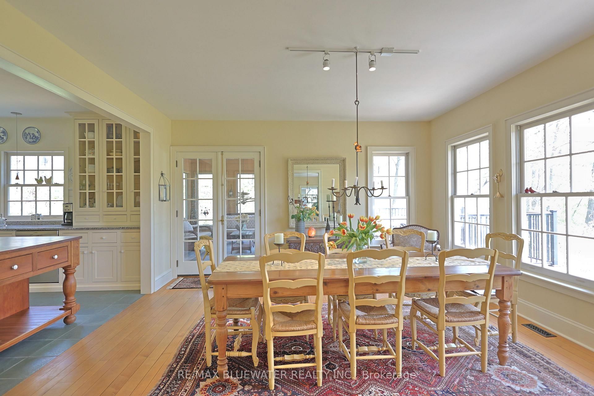 10043 Old River Road