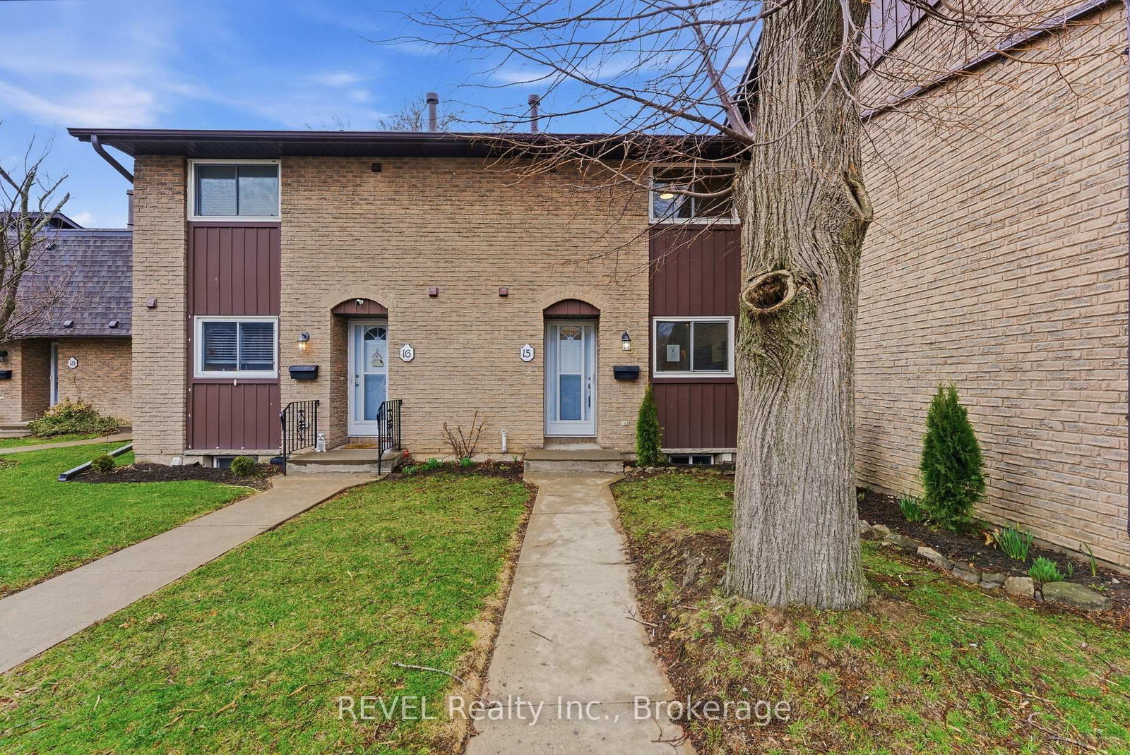 Townhouse for sale at 15-151 Linwell Road, St. Catharines, Ontario, L2N 6P3 - Lakeport - MLS: X13148344