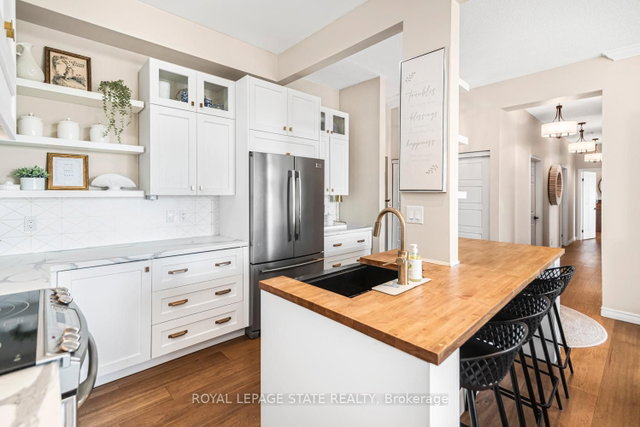 311 - 262 Dundas Street E