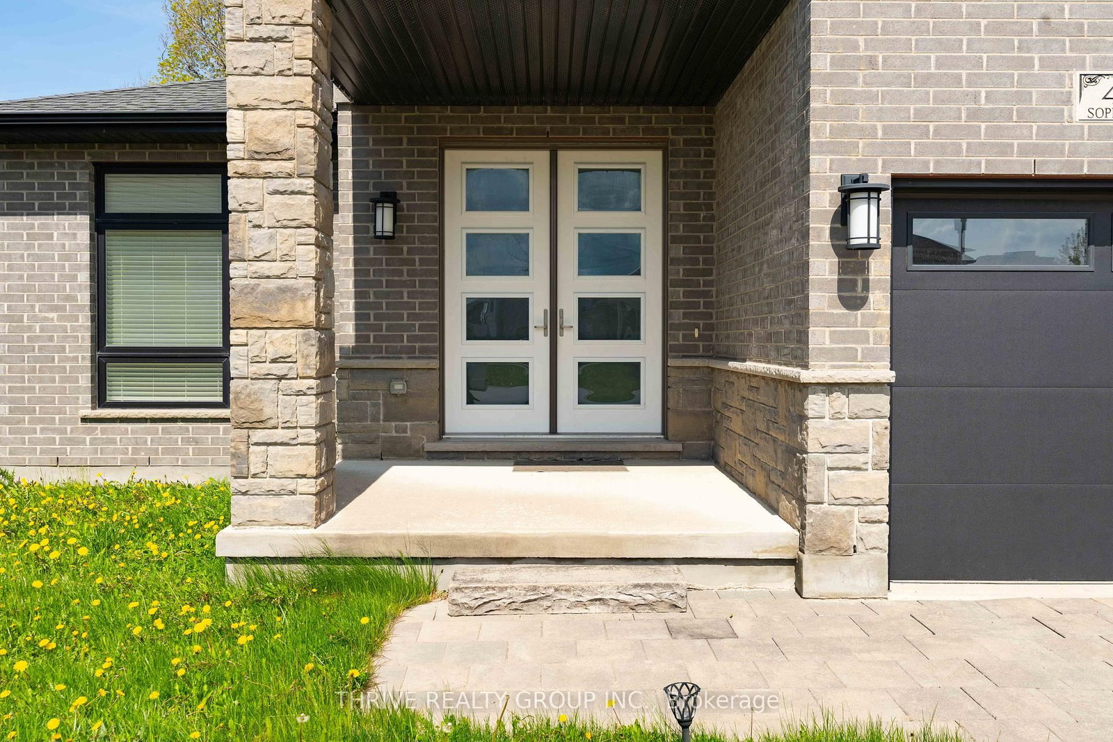 483 Sophia Crescent - Photo 3