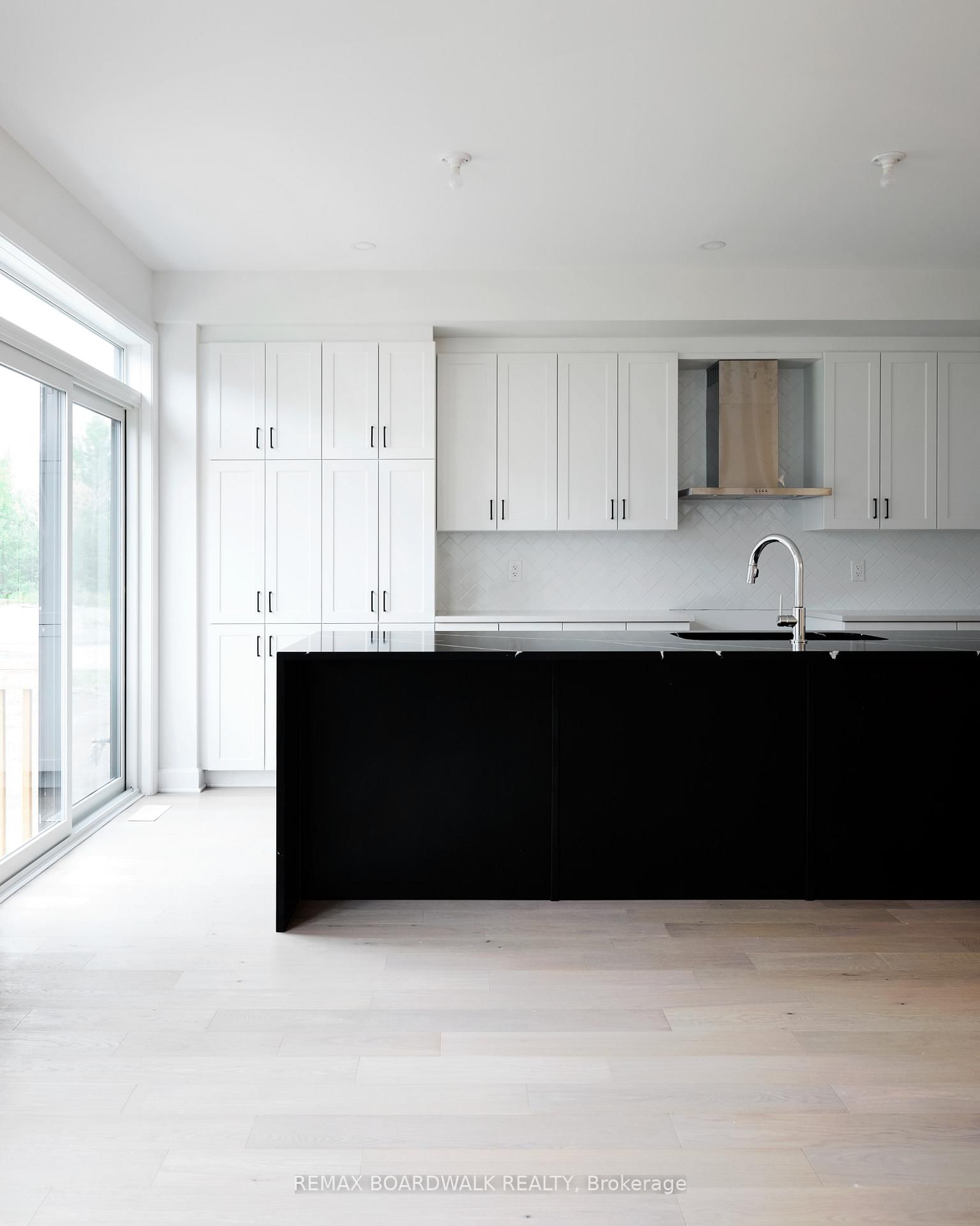 592 Roundhouse Crescent - Photo 7