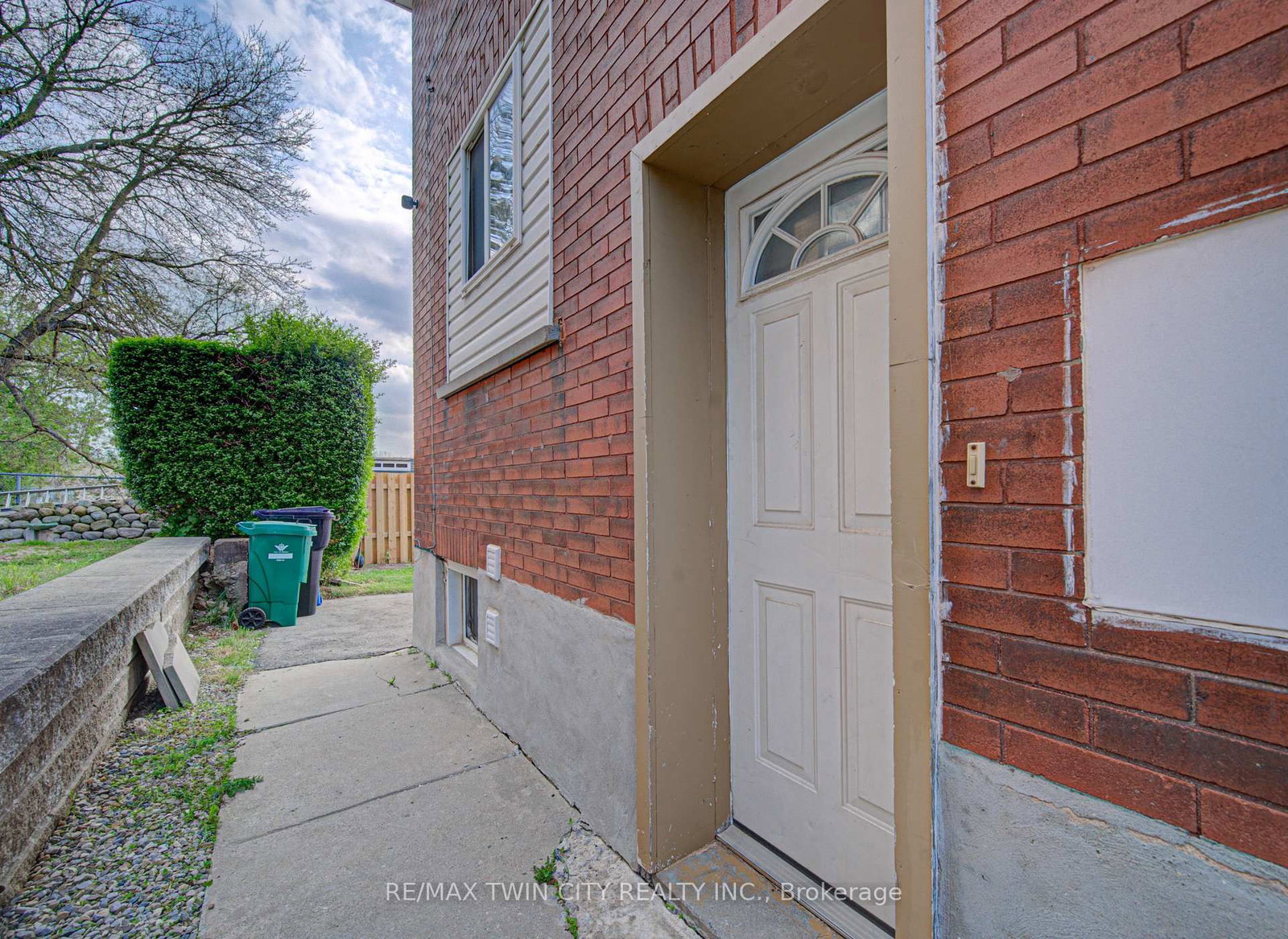 281 Courtland Avenue N - Photo 8