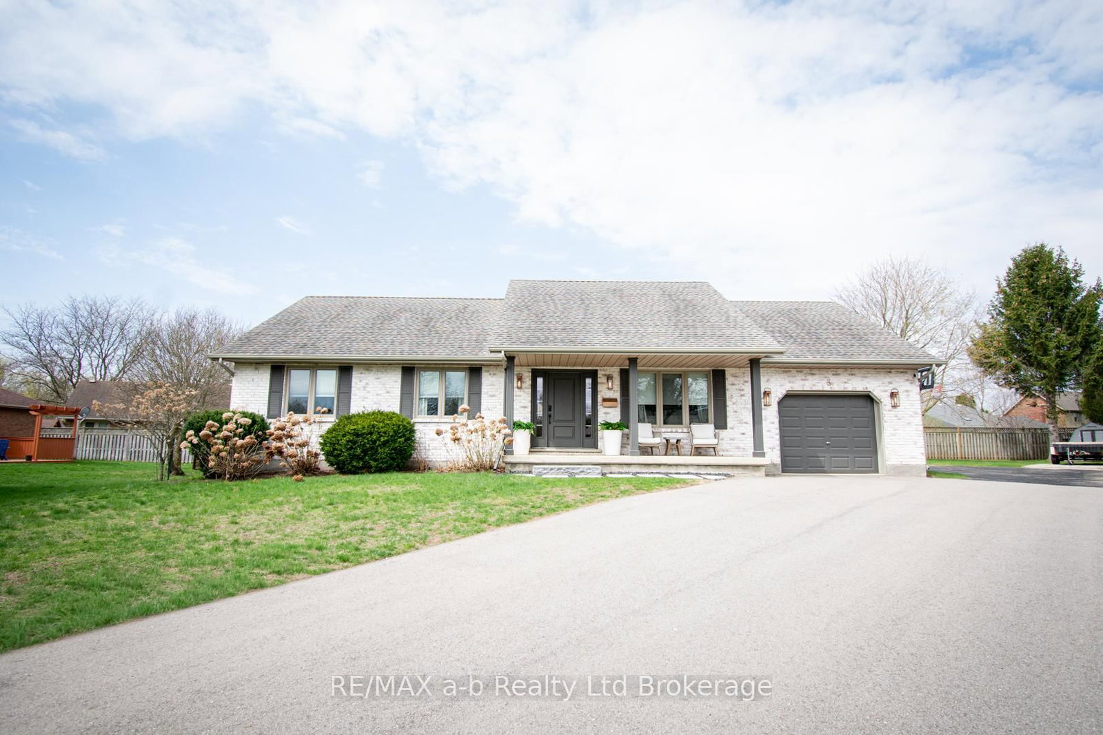 3 Belfast Circle • Tillsonburg, ON photo 1