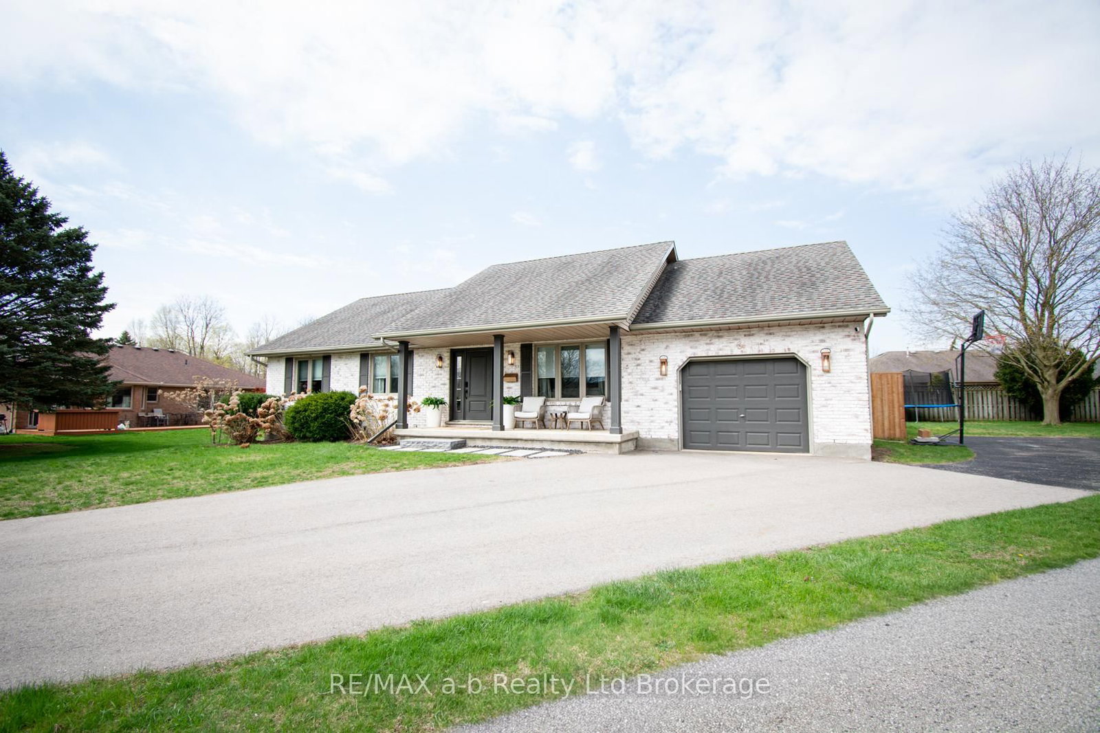 3 Belfast Circle • Tillsonburg, ON photo 3