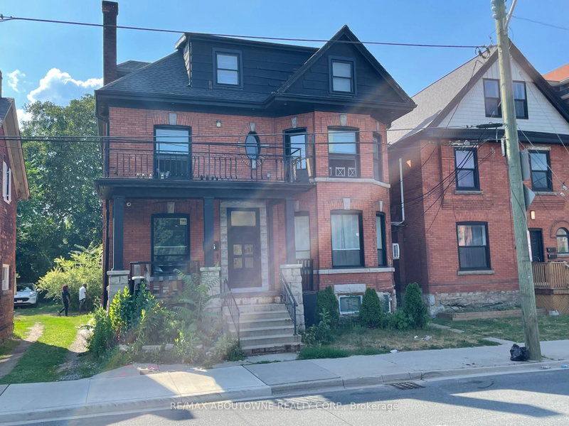 home for lease on 100-66 Wellington Street S