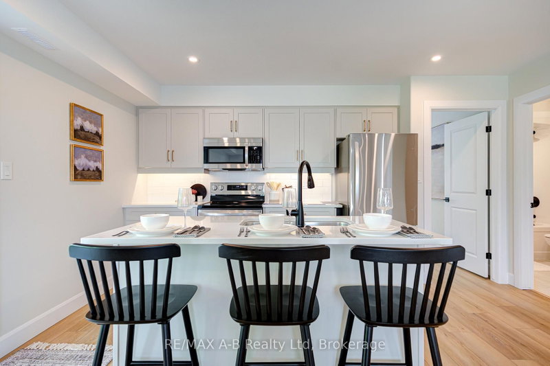 3 - 428 Queen Street W