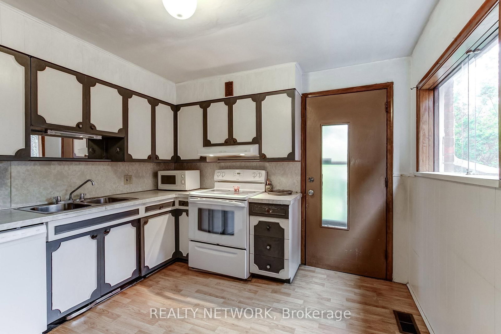 18 Fairleigh Crescent • Hamilton, ON photo 16
