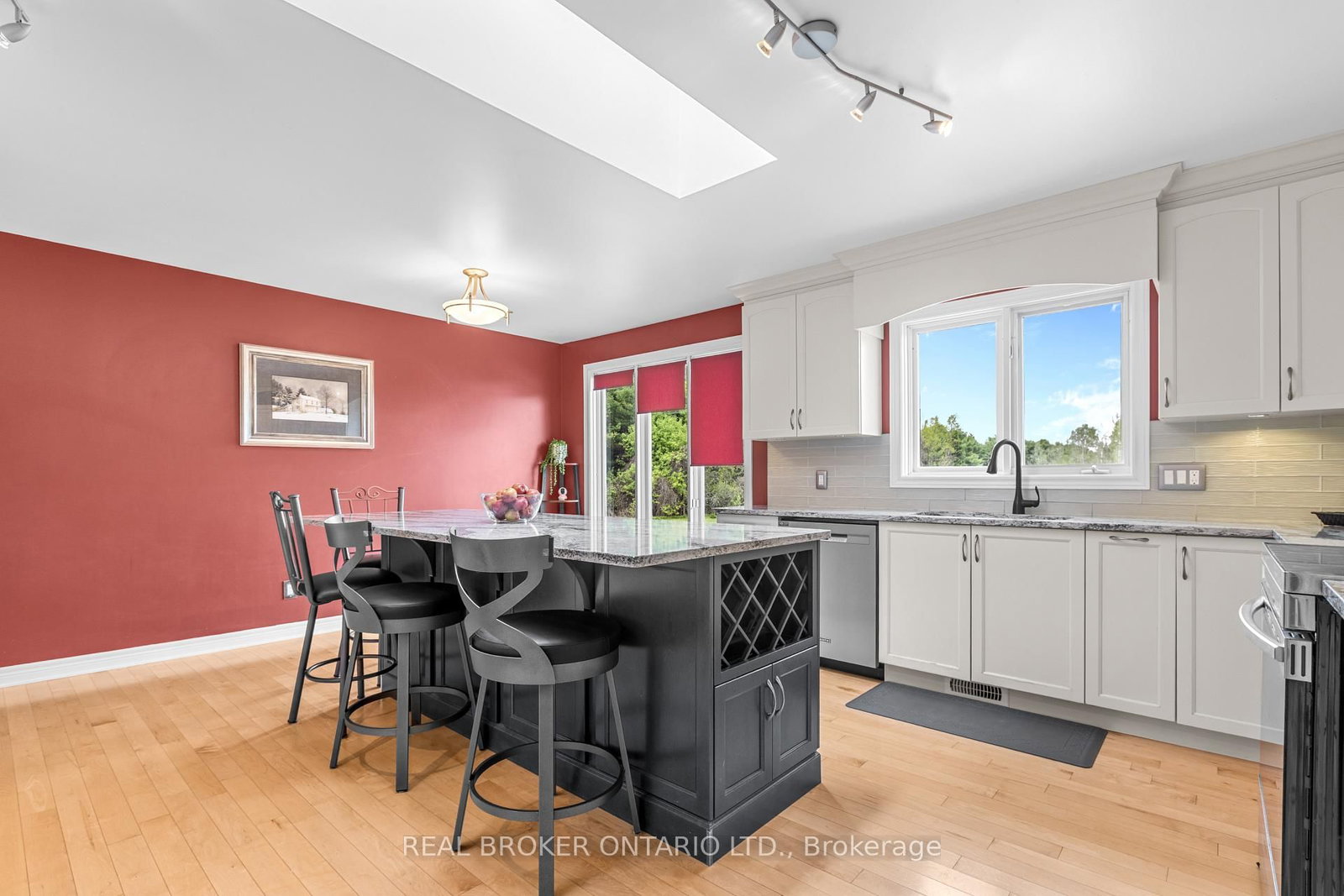 Listing Image 10
