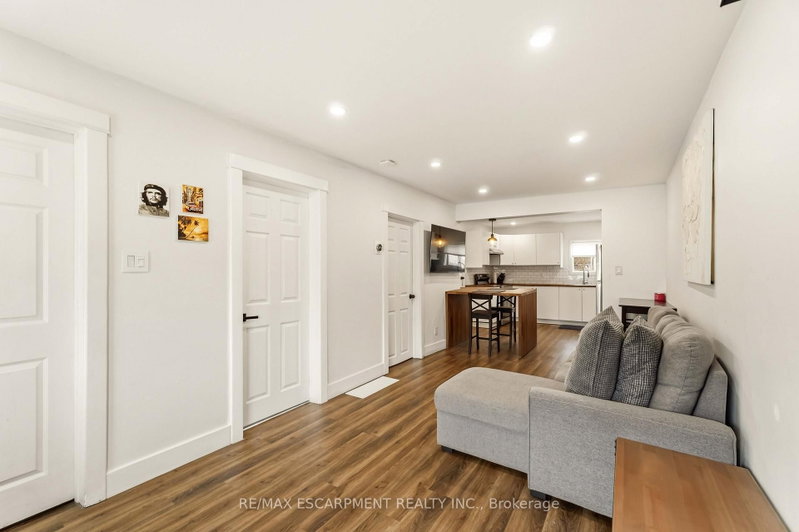 27 Edinburgh Ave photo 4