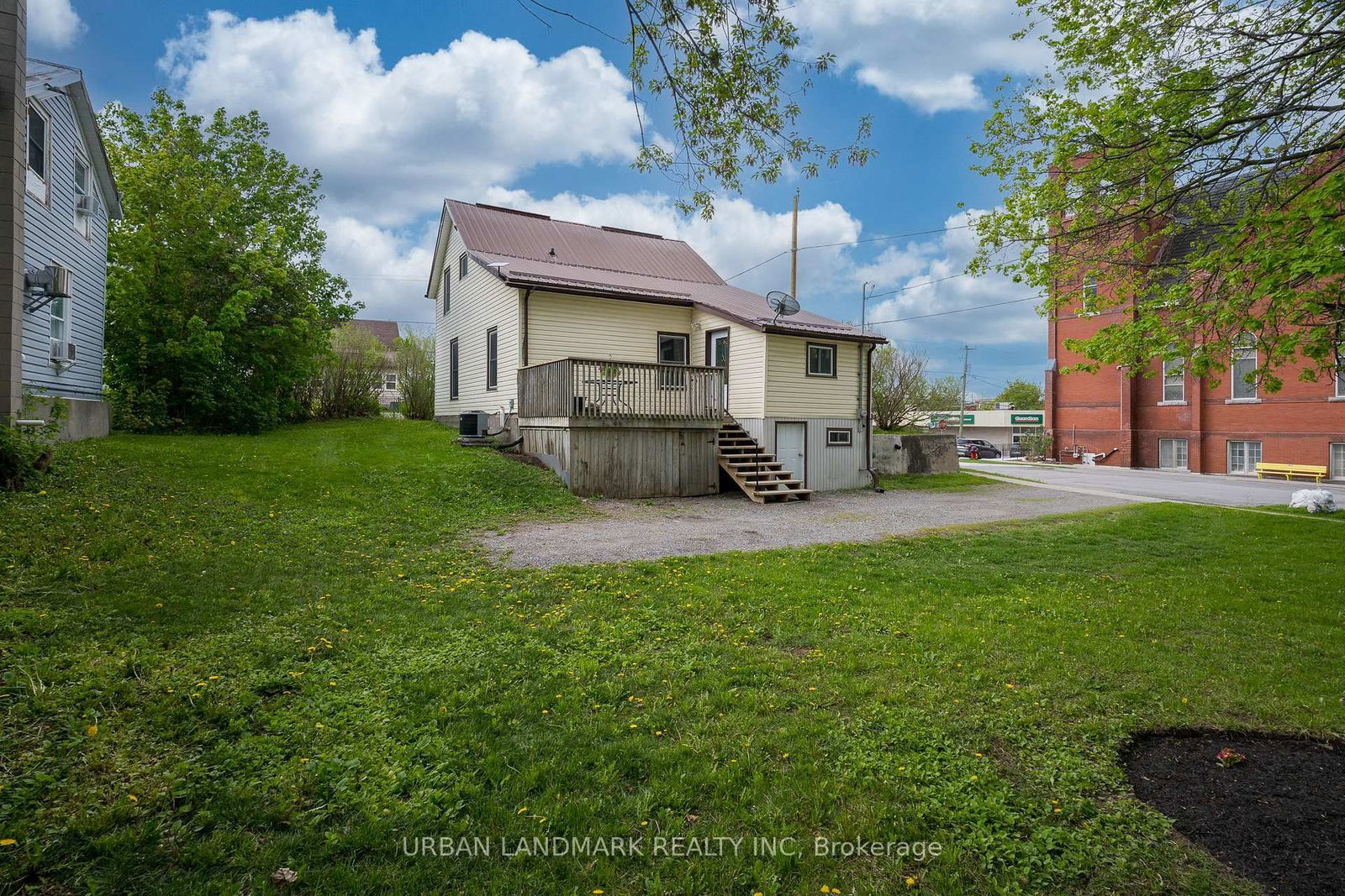 106 St Lawrence Street E • Madoc, ON photo 5