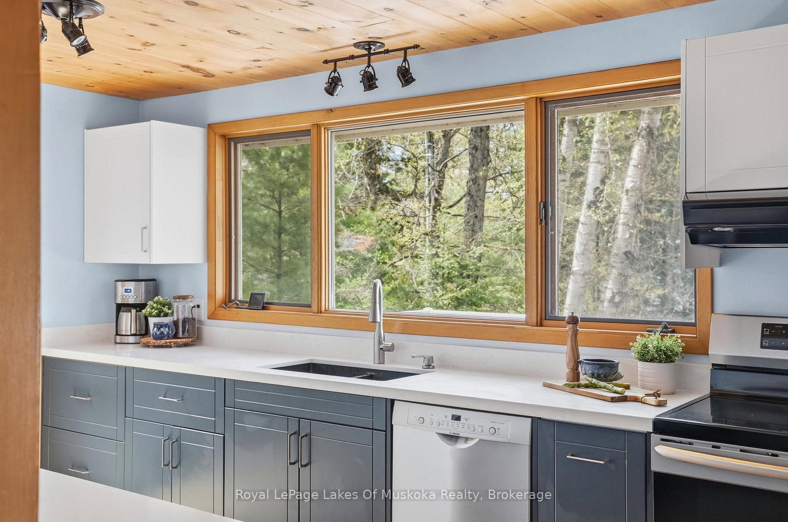 1044 Bigwin View Lane • Lake of Bays, ON photo 11