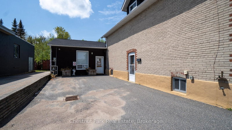 571 Muskoka Road N