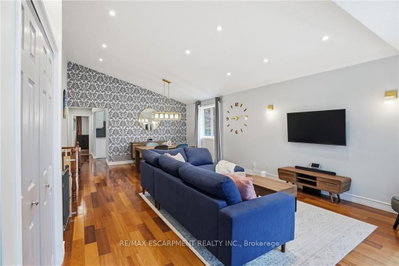 2 Amore Boulevard • Hamilton, ON photo 2