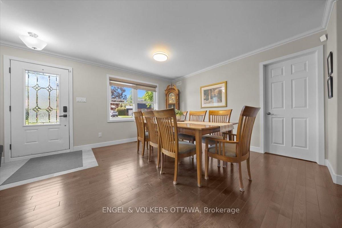 1005 Gold Crescent