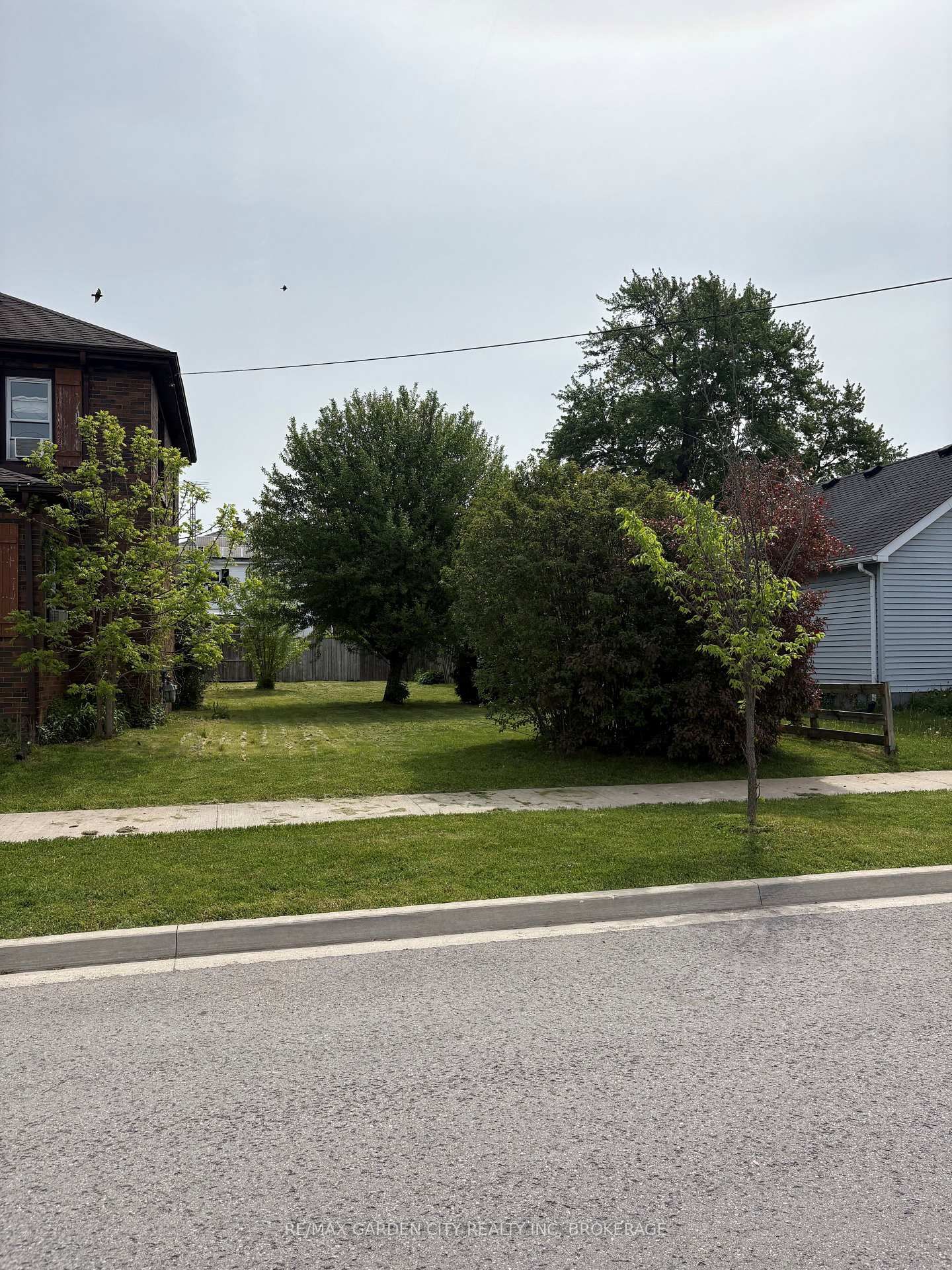 28 Scholfield Avenue S • Welland, ON photo 2