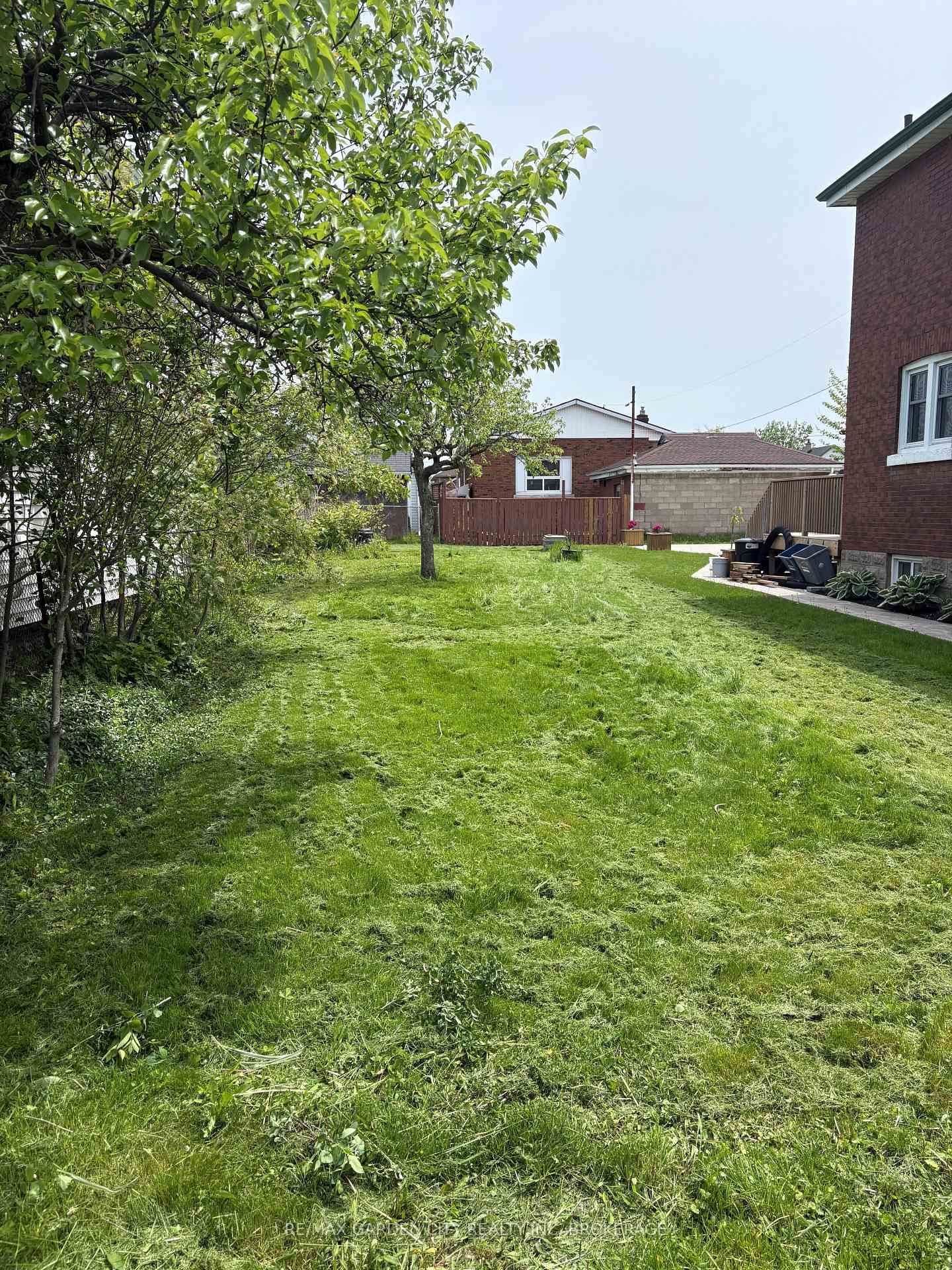 190 Mcalpine Avenue S • Welland, ON photo 2