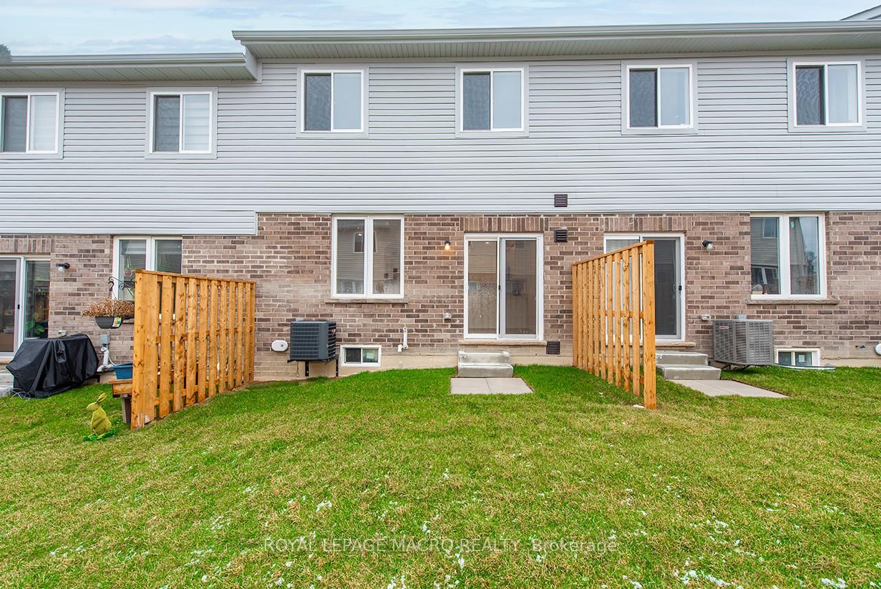 15 Linden Park Lane • Hamilton, ON photo 5