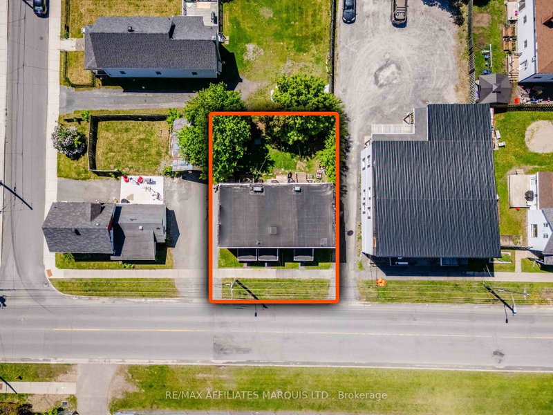 306 Marlborough St N photo 3