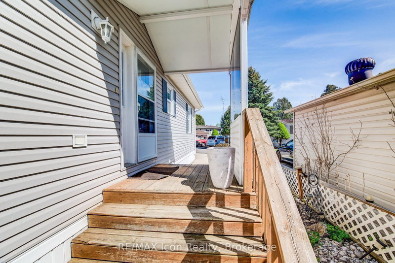 11 Hemlock Crescent