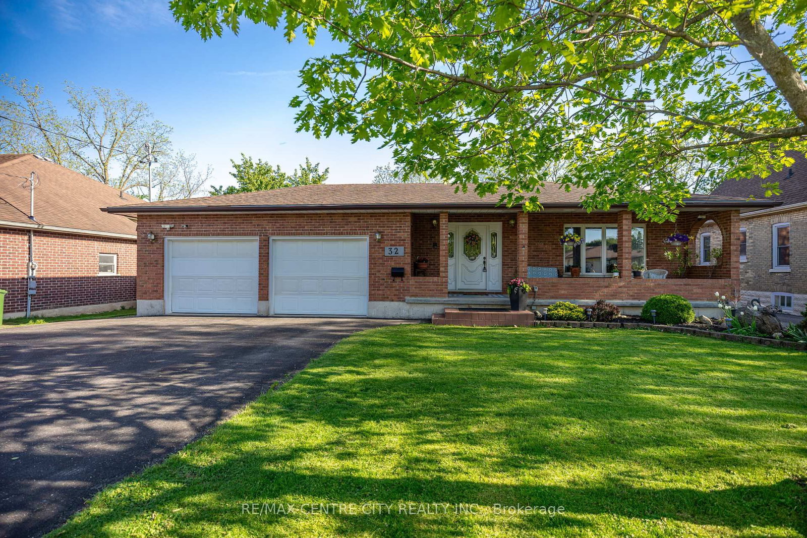 32 Brock Street • St. Thomas, ON photo 2