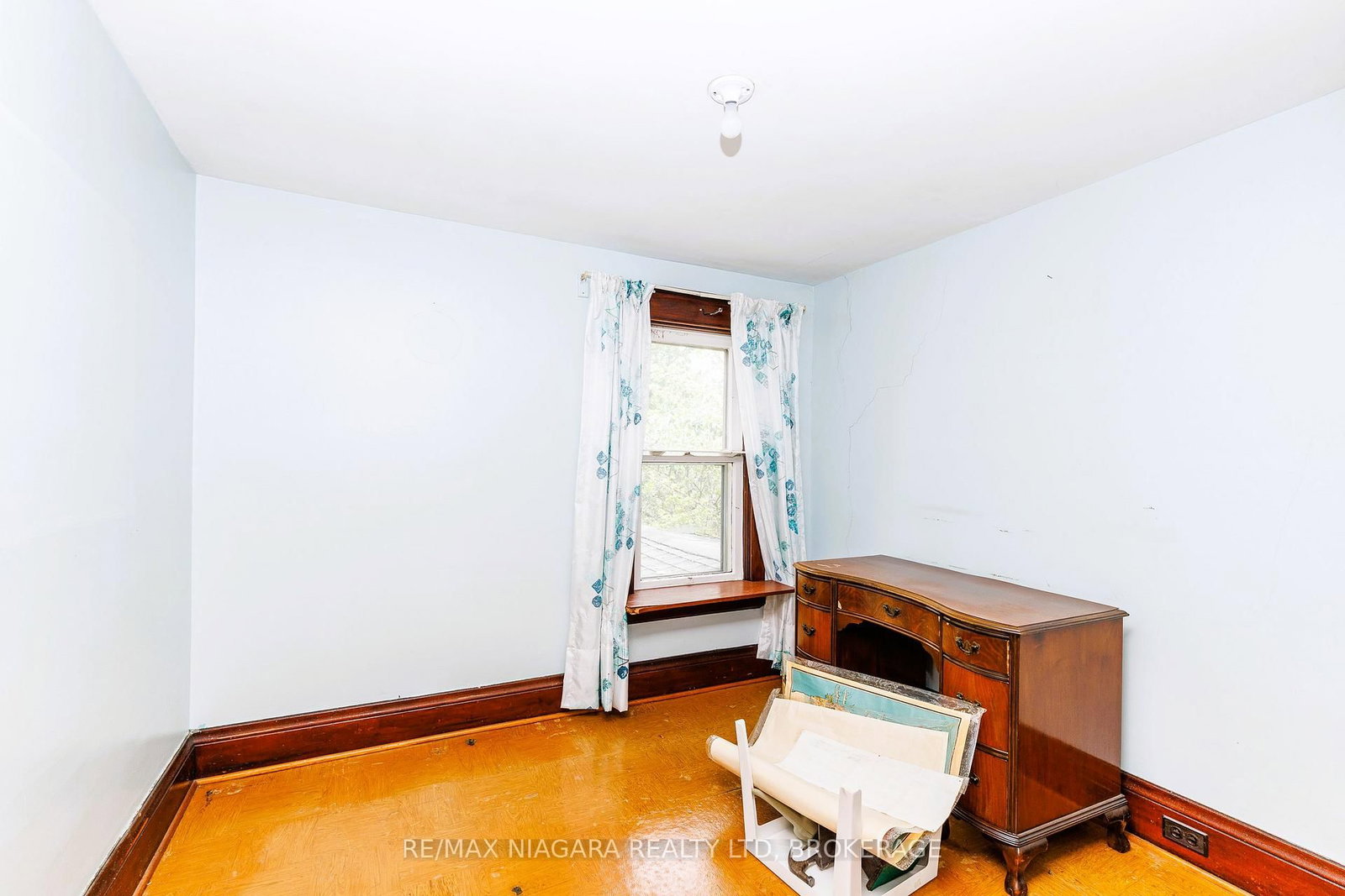 208 Hellems Avenue • Welland, ON photo 15